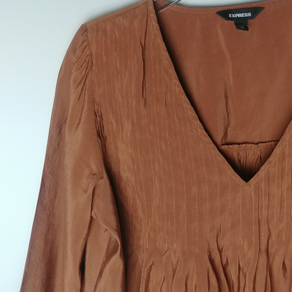 Express Pleated V-Neck Top - Picture 5 of 10